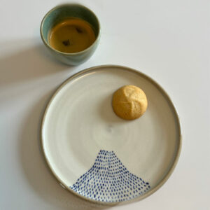 Petite assiette fabriquée par Marie Labro à La Tannerie Céramique à Vannes