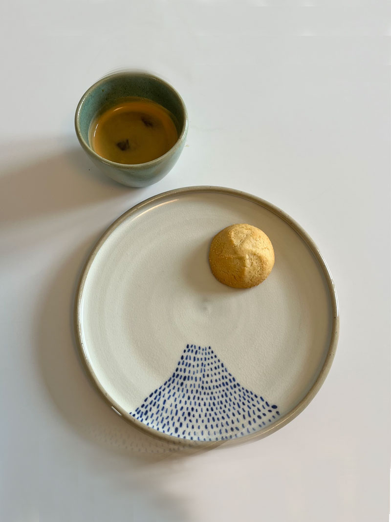 Petite assiette fabriquée par Marie Labro à La Tannerie Céramique à Vannes