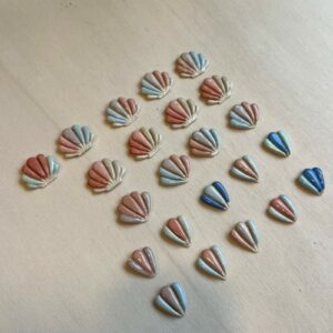 Fèves coquillages édition 2024 fabriquées par Marie Labro à La Tannerie Céramique à Vannes