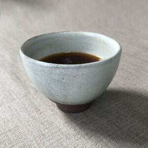 Tasse à café fabriquée par Marie Labro à La Tannerie Céramique à Vannes