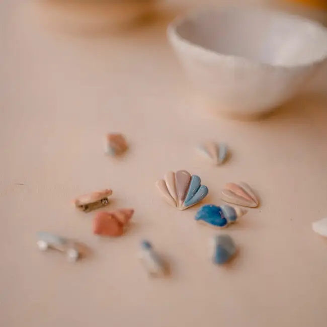 Fèves coquillages édition 2024 fabriquées par Marie Labro à La Tannerie Céramique à Vannes - Crédit-photo : Margot Leroux
