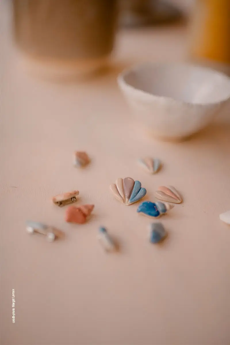 Fèves coquillages édition 2024 fabriquées par Marie Labro à La Tannerie Céramique à Vannes - Crédit-photo : Margot Leroux