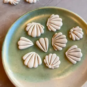 Fèves coquillages édition 2024 fabriquées par Marie Labro à La Tannerie Céramique à Vannes