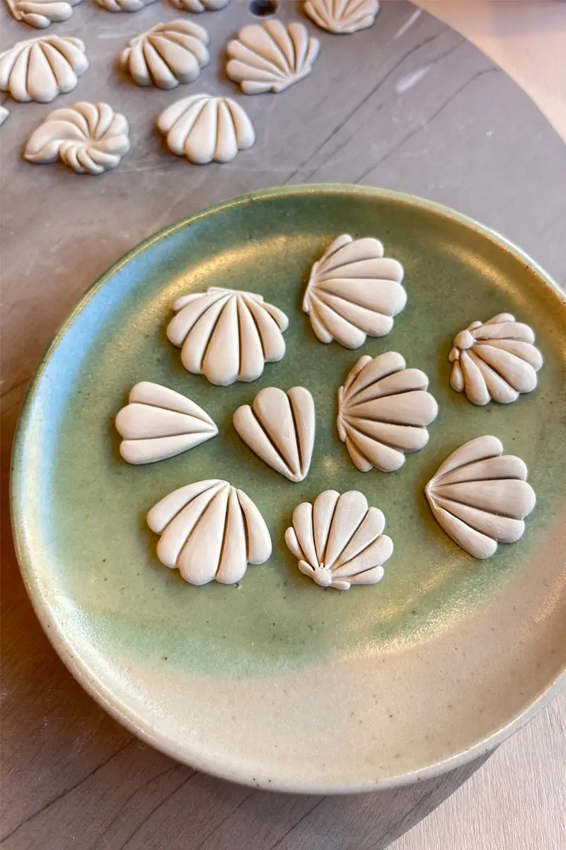 Fèves coquillages édition 2024 fabriquées par Marie Labro à La Tannerie Céramique à Vannes