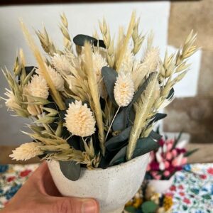 Pot blanc fabriqué par Marie Labro à La Tannerie Céramique à Vannes