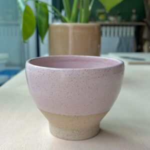 Pot rose fabriqué par Marie Labro à La Tannerie Céramique à Vannes