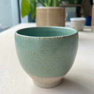 Pot vert fabriqué par Marie Labro à La Tannerie Céramique à Vannes