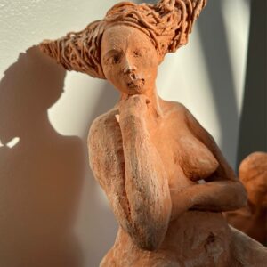 La sculpture est en faïence rouge chamottée, je l'ai faite vers 2005 à Châtenay Malabry dans l'atelier de Françoise Robinet. Marie Labro - La Tannerie Céramique à Vannes