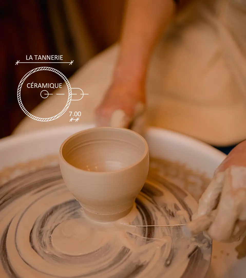Marie Labro, céramiste, potière à La Tannerie Céramique à Vannes - Crédit-photo : Margot Leroux